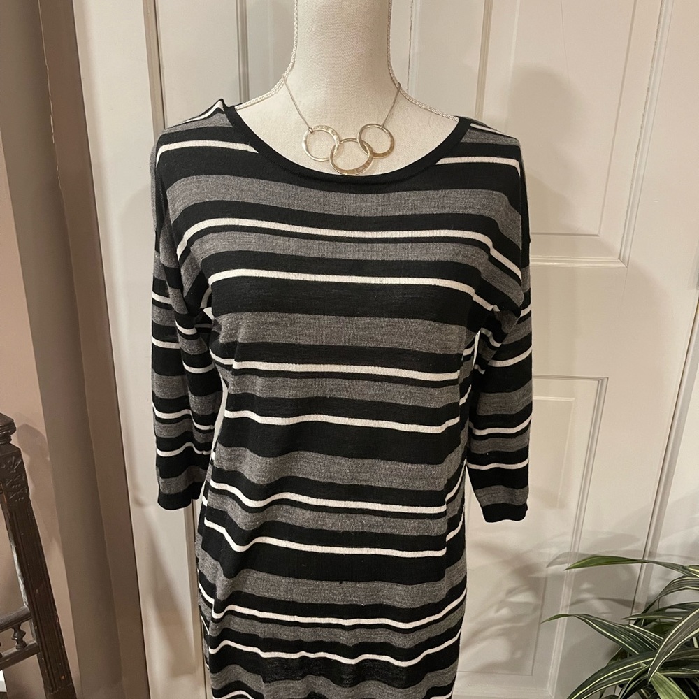 Cute Ann Taylor top, sweater material but super thin